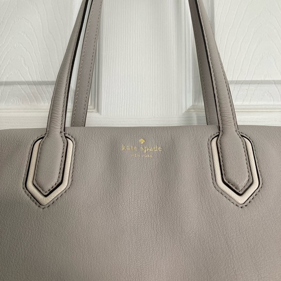 Grey Kate Spade bag with white stitching and zipper top - Picture 2 of 7